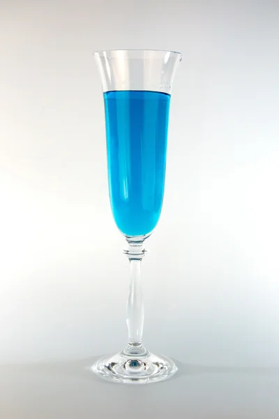 Стекло с голубой жидкостью — стоковое фото
