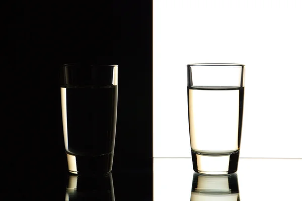 Två glas svart, vit — Stockfoto