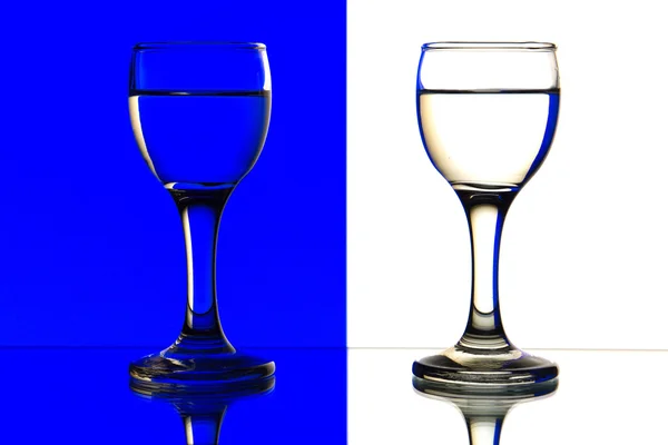 Dois copos de azul, branco — Fotografia de Stock