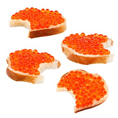 Beyaz arka planda kırmızı havyar ve tost.