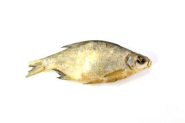 Beyaz arkaplanda kuru tuzlu balık izole edilmiş.