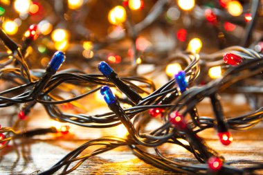 Noel süsleri, çelenkler, parlayan ışıklar ve şenlik havası, yakın çekim manzarası. 