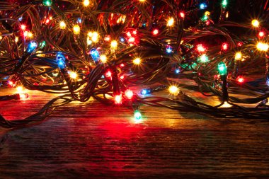 Noel süsleri, çelenkler, parlayan ışıklar ve şenlik havası, yakın çekim manzarası.