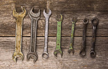 Ahşap bir masanın üzerinde birden fazla anahtar var.