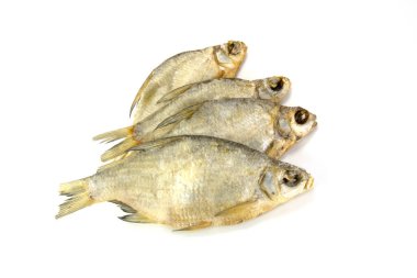 Beyaz arkaplanda kuru tuzlu balık izole edilmiş.