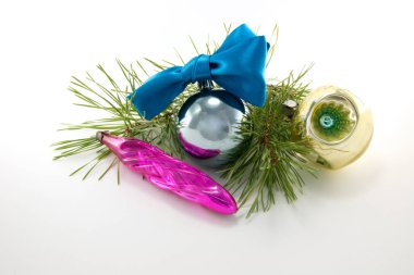 Beyaz arka planda izole edilmiş Noel süslerinin yakın plan görüntüsü