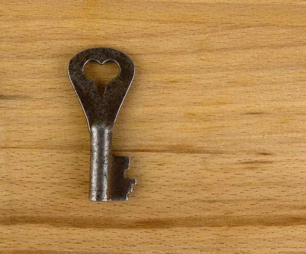 Oude Sleutel Een Houten Ondergrond — Stockfoto