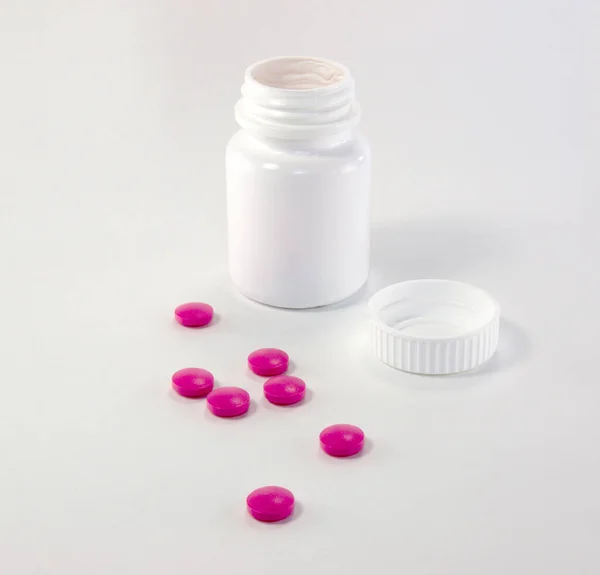 Vista Close Recipiente Com Pílulas Cor Rosa Fundo Branco — Fotografia de Stock