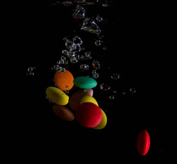 Caramelle Multicolori Che Cadono Acqua Sfondo Nero — Foto Stock