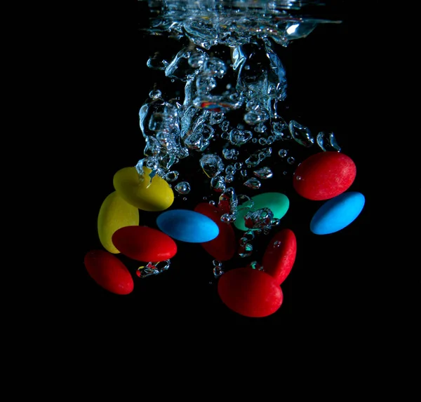 Primo Piano Vista Caramelle Multicolori Che Cadono Acqua Sfondo Nero — Foto Stock