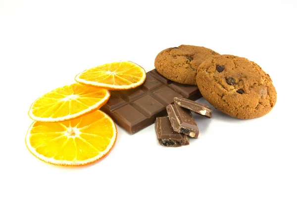 白い背景に隔離されたおいしいクッキー チョコレート オレンジのスライス — ストック写真