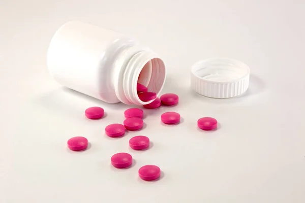 Vista Ravvicinata Del Contenitore Con Pillole Rosa Sfondo Bianco — Foto Stock