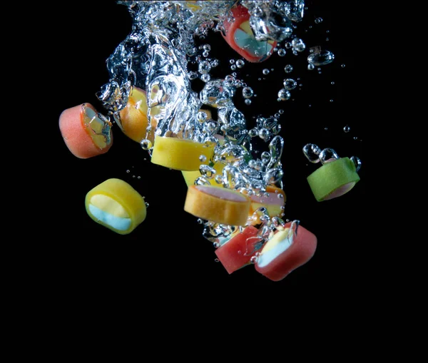 Caramelle Multicolori Spruzzi Acqua Sfondo Nero — Foto Stock