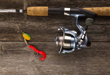 Tahta arka planda dönen çubuk ve yem var.