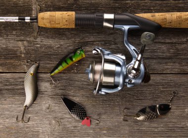 Tahta arka planda dönen çubuk ve yem var.