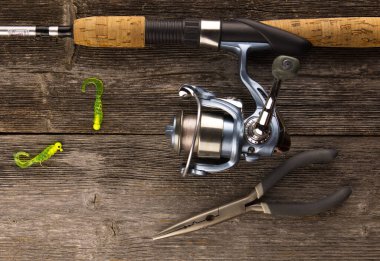 Tahta arka planda dönen çubuk ve yem var.