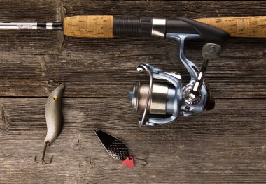 Tahta arka planda dönen çubuk ve yem var.