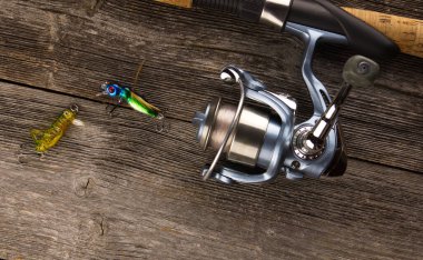 Tahta arka planda dönen çubuk ve yem var.