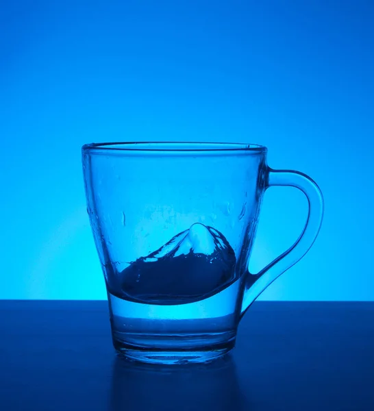Склянка Бризки Води Синьому Фоні — стокове фото
