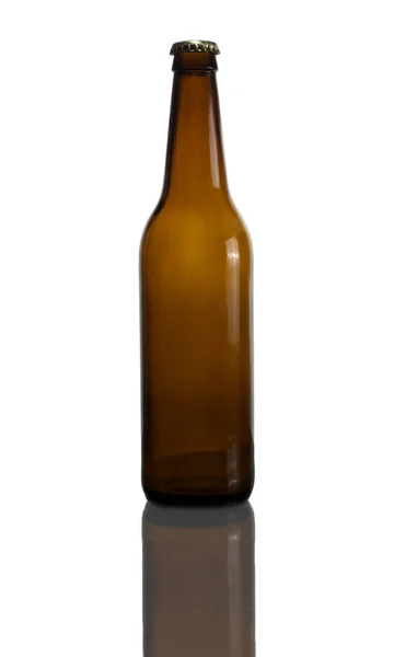 Bira şişesi beyaz arka planda duruyor.