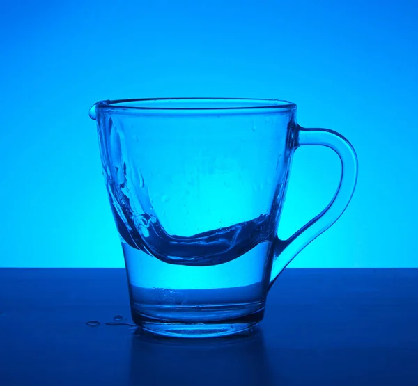 Vidro Respingo Água Fundo Azul — Fotografia de Stock