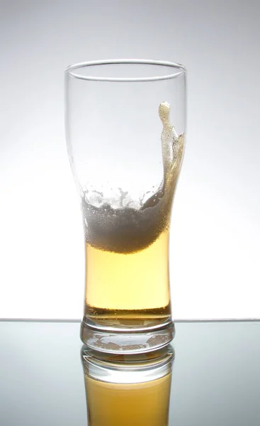 Bira bardağında köpüklü bira.
