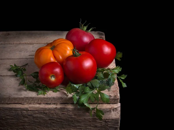 Pomodori Una Scatola Legno Con Erbe Piccanti — Foto Stock