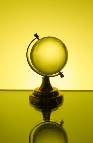 Petit Globe Verre Tient Sur Jaune — Photo