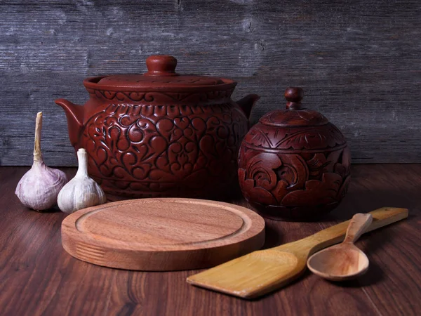 Stilleven Klei Houten Pot Houten Lepels Keukentafel — Stockfoto