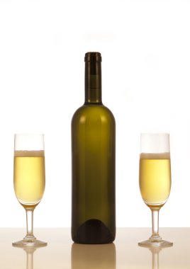 beyaz şarap şişeleri