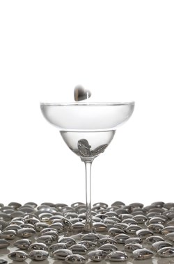 Kokteyl bir bardak kalp şeklinde süsler sıçrama