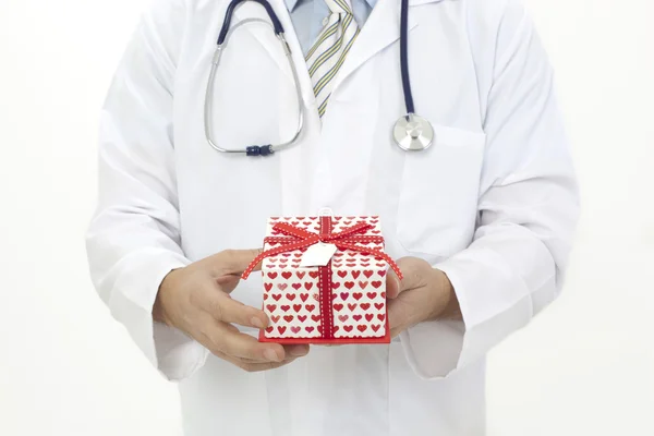 Arzt hält Geschenke in Händen — Stockfoto