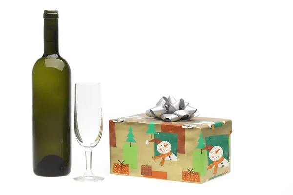 Vista de copa de vino blanco con caja de regalo con adornos — Foto de Stock