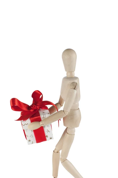 Modelo masculino de madera lleva caja de regalo — Foto de Stock