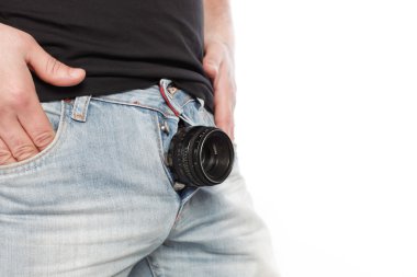 bir adamın pantolonuönünde eski bir kamera