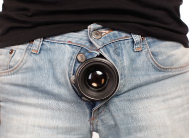 bir adamın pantolonuönünde eski bir kamera
