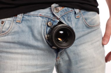 bir adamın pantolonuönünde eski bir kamera