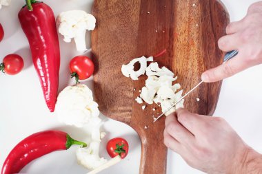 beyaz üniformalı yemek yemekleri giymiş erkek şef