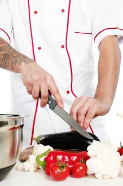 beyaz üniformalı yemek yemekleri giymiş erkek şef