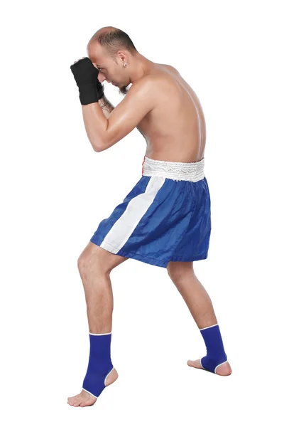 Pugile tailandese con azione thai boxe — Foto Stock