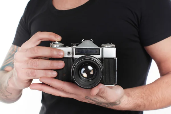 Joven sosteniendo una vieja máquina de fotografía en su mano — Foto de Stock