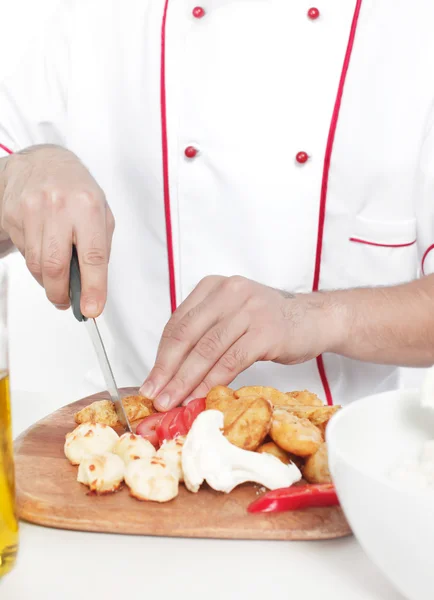 Chef masculino vestido con uniforme blanco cocina comida —  Fotos de Stock