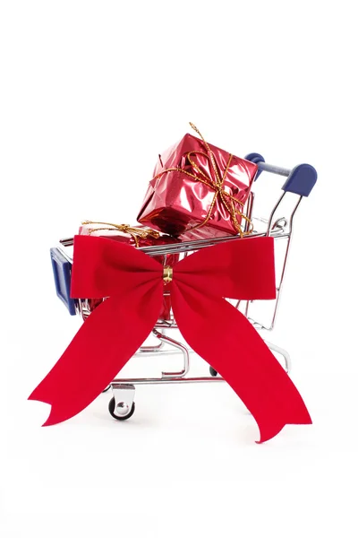 Carrito de compras con coloridas cajas de regalo aisladas en fondo blanco — Foto de Stock