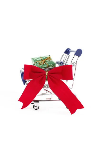 Carrito de compras con coloridas cajas de regalo aisladas en fondo blanco — Foto de Stock