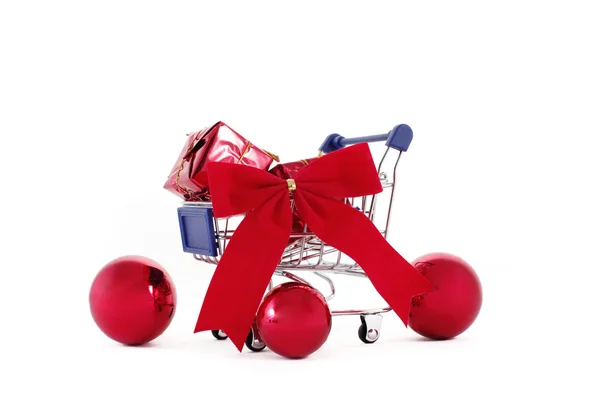 Carrinho de compras com caixas de presente coloridas isoladas no backgro branco — Fotografia de Stock