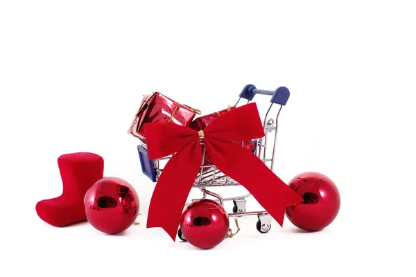 Carrito de compras con coloridas cajas de regalo aisladas en fondo blanco — Foto de Stock