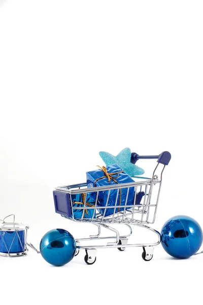 Carrito de compras con coloridas cajas de regalo aisladas en fondo blanco — Foto de Stock