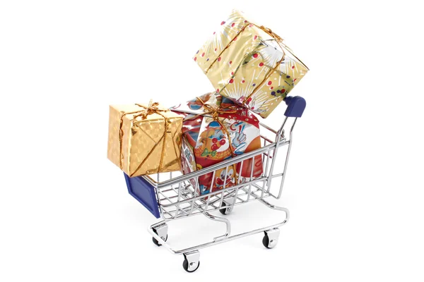 Carrito de compras con coloridas cajas de regalo aisladas en fondo blanco — Foto de Stock