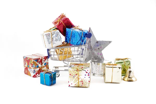 Beyaz backgro izole renkli hediye kutuları ile Alışveriş sepeti — Stok fotoğraf