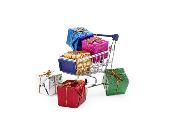 Carrito de compras con coloridas cajas de regalo aisladas en fondo blanco — Foto de Stock
